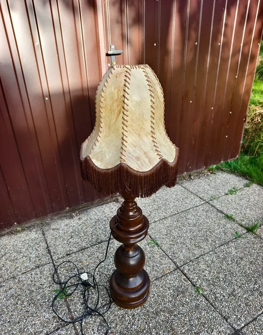 Krásná starožitná lampa masiv