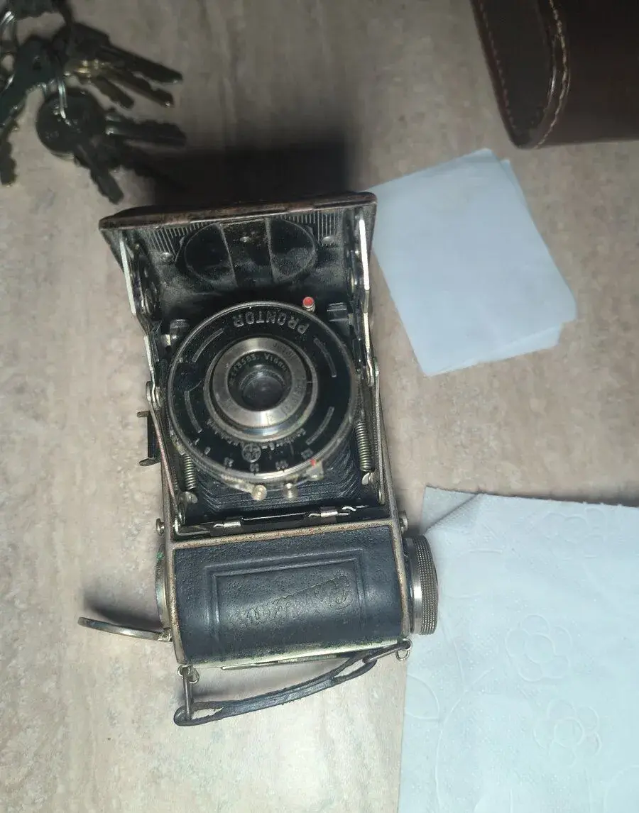 Historicky měchový fotoaparát