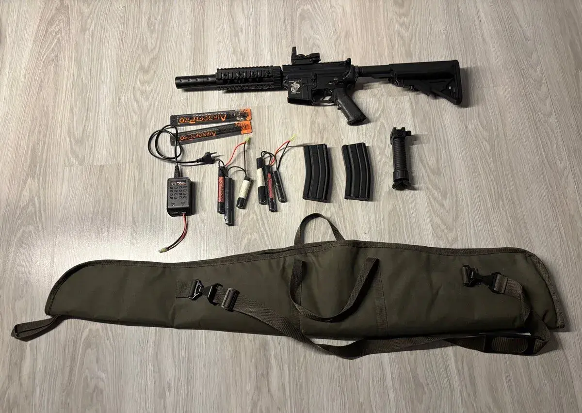 Airsoftová puška M4 s příslušenstvím