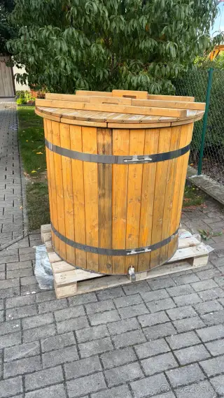 Ochlazovací káď / sud Gottstein Saunas + víko a schůdky.