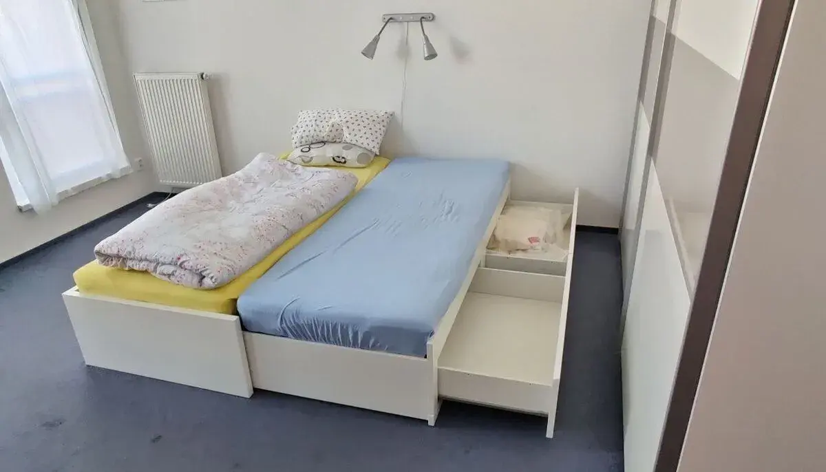 Postel IKEA FLAKKE, včetně matrací