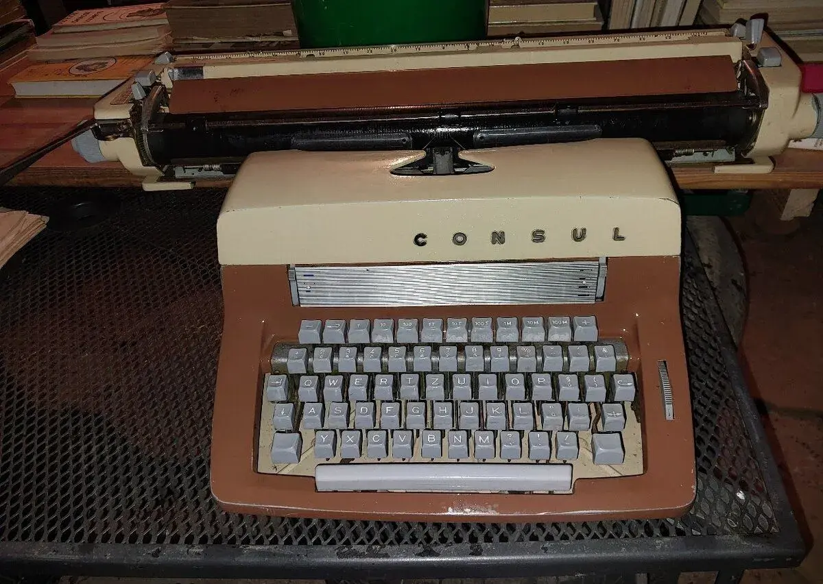 Psací stroj Consul 203