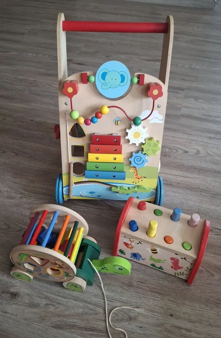 Dřevĕné chodítko/vozítko plus hračky