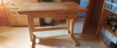 Dětský rostoucí stůl z masivu
