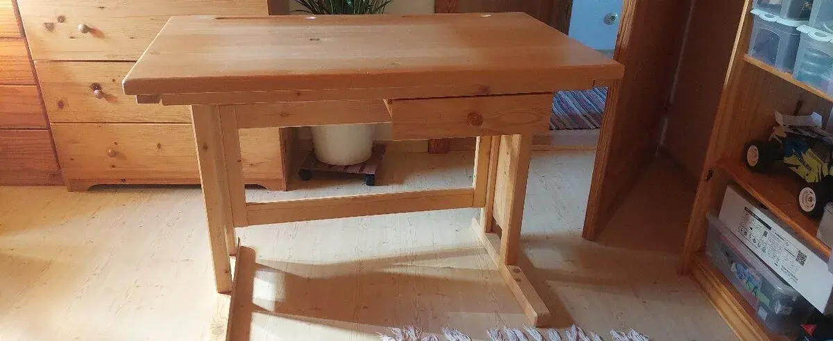Dětský rostoucí stůl z masivu