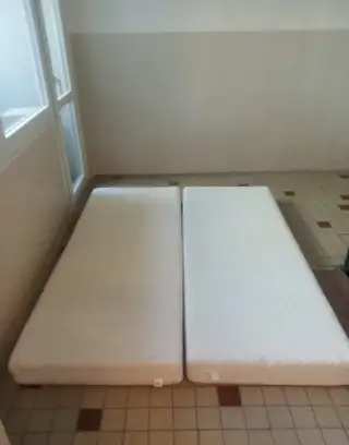 Dvě použité matrace se snímatelnými potahy.