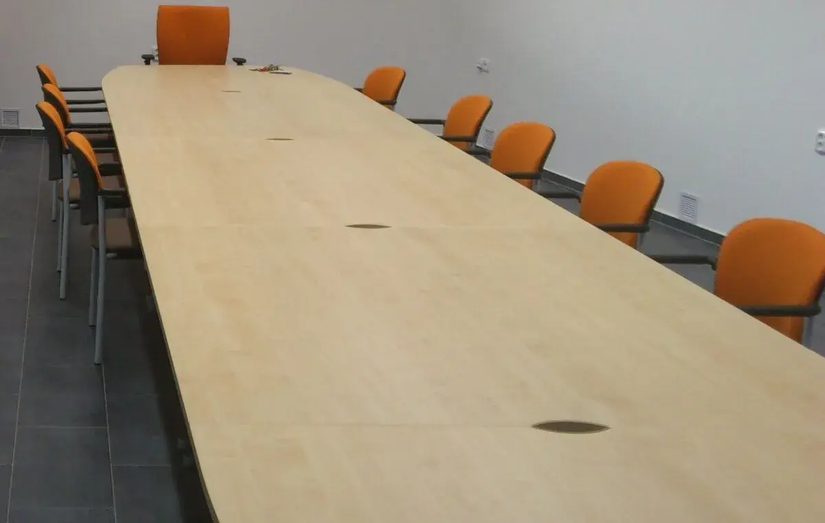 Konferenční stůl 7,4 x 1,4 m + 14 ks křesílek