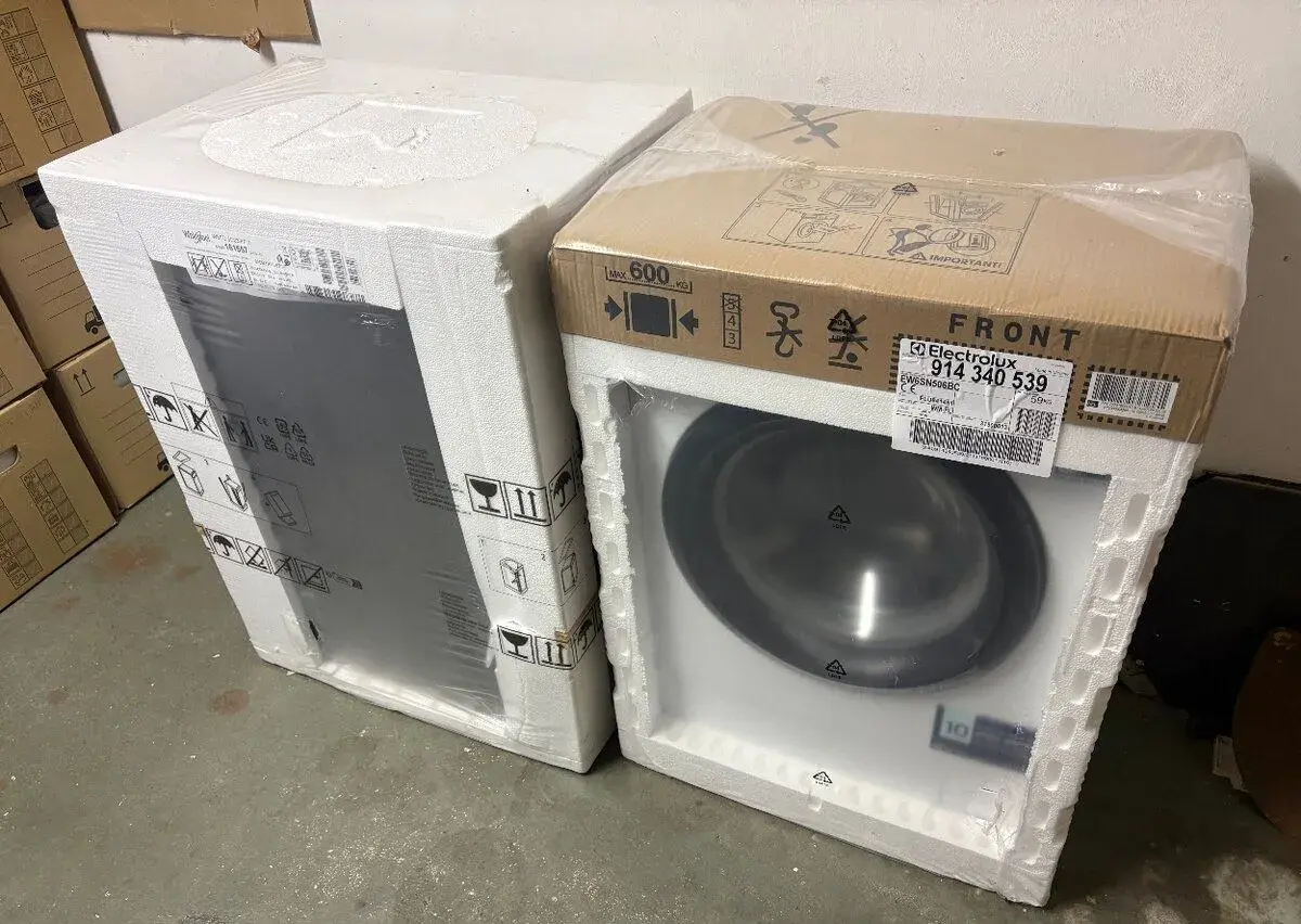 Pračka Electrolux EW6SN506BC a myčka Whirlpool WSFO3O23 PF X