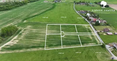 Investiční pozemky v Komorní Lhotce ideální pro budoucí zho