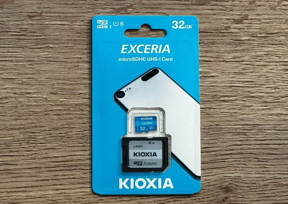 KIOXIA Exceria microSD card 32 GB + adaptér