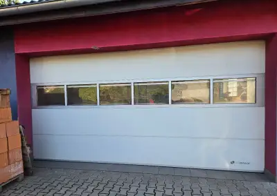 Sekční garážová vrata Lomax