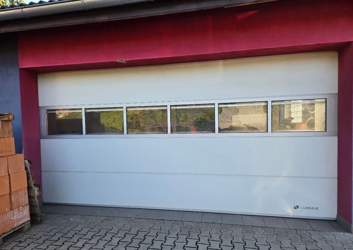 Sekční garážová vrata Lomax