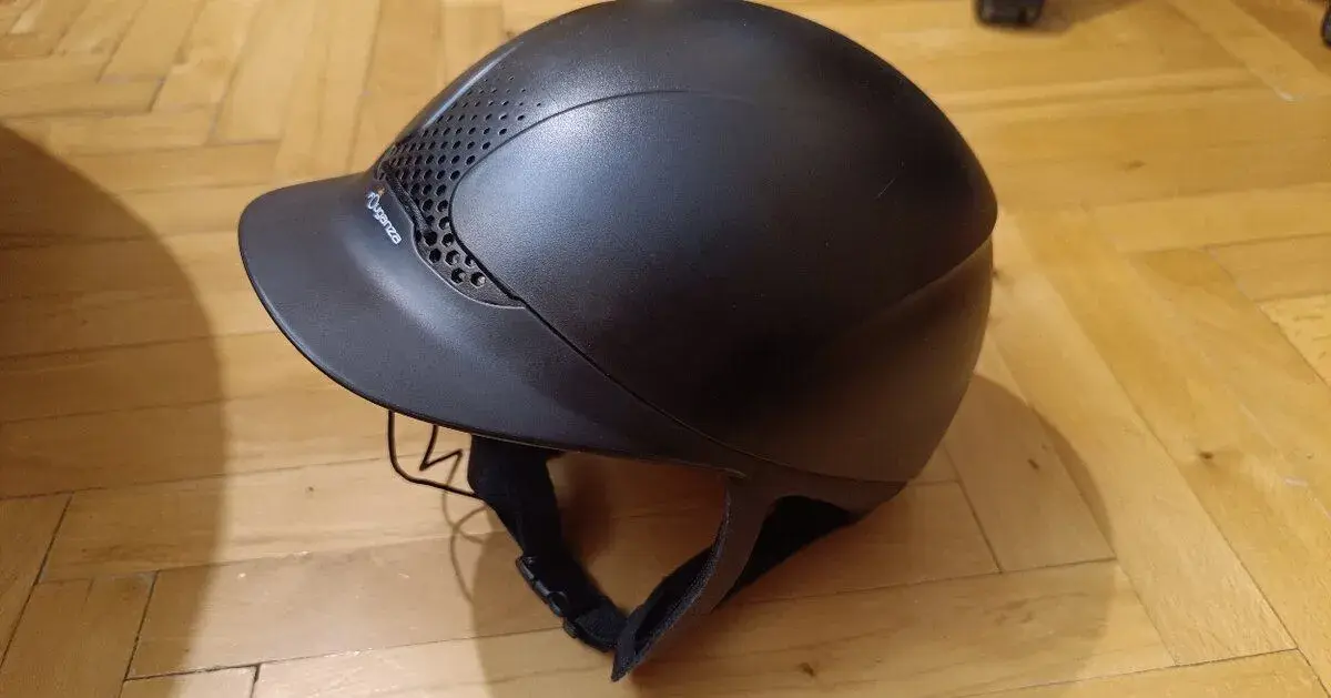 jezdecká přilba a boty