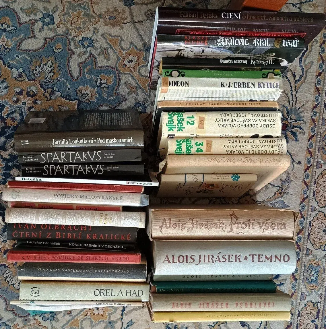 Knihy viz seznam níže - beletrie i odborná literatura