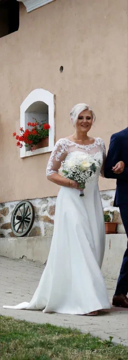 Svatební šaty