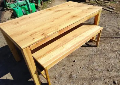 Dubový jídelní stůl a lavička