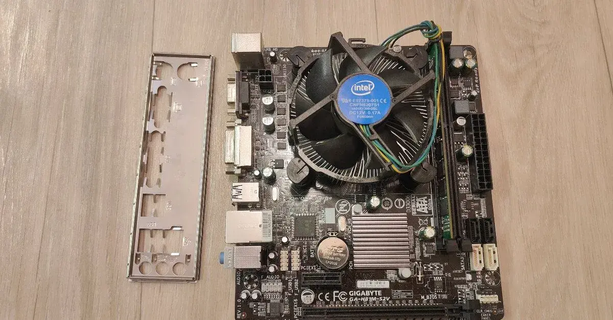 Gigabyte GA-H81M-S2V + Intel Pentium G3250 + 4GB ram