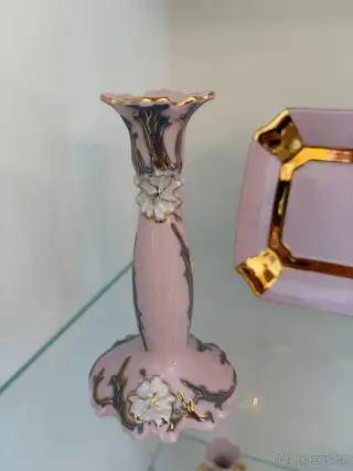 Růžová porcelánová váza H&C S23 s plastickými květy