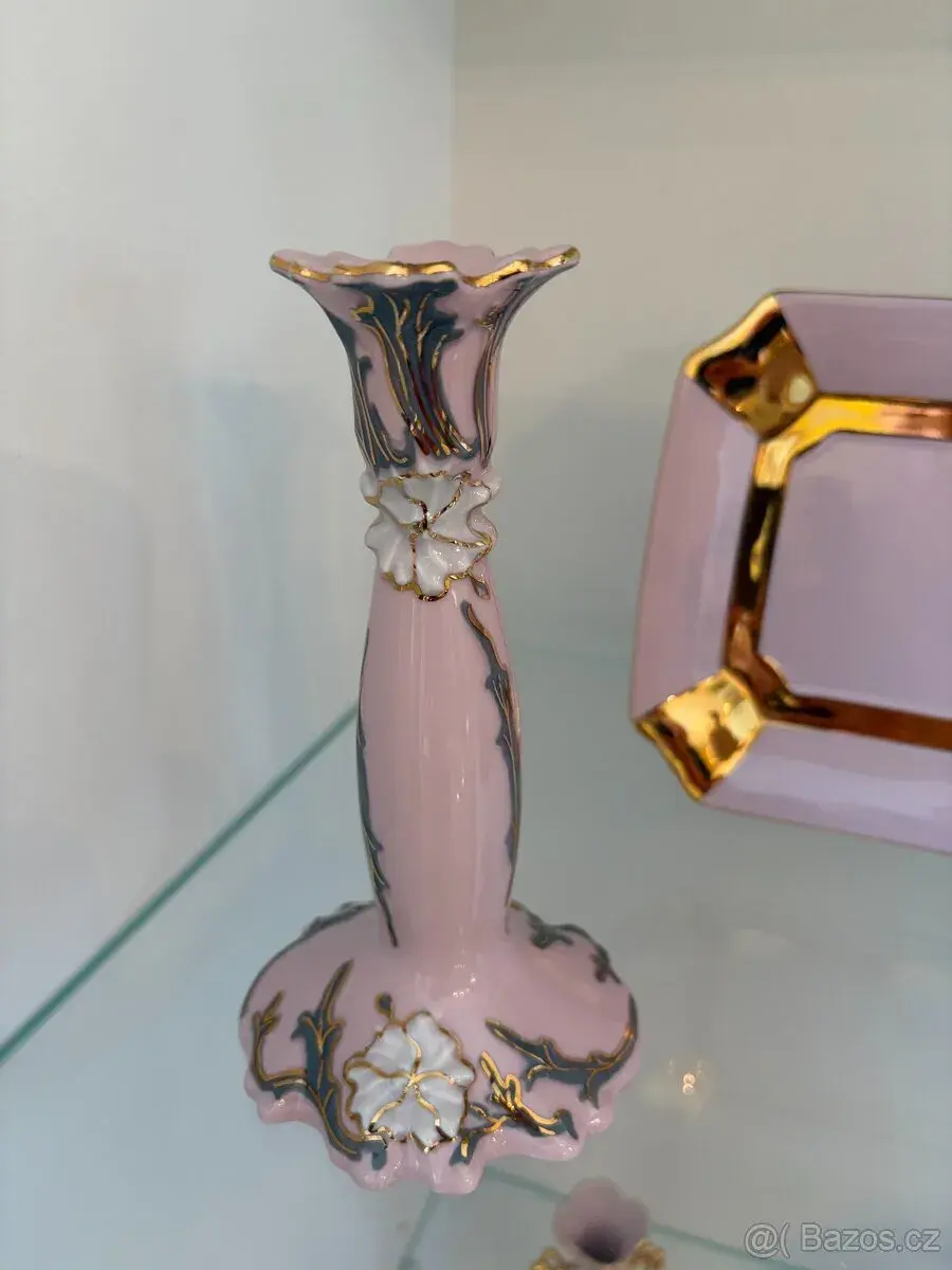 Růžová porcelánová váza H&C S23 s plastickými květy