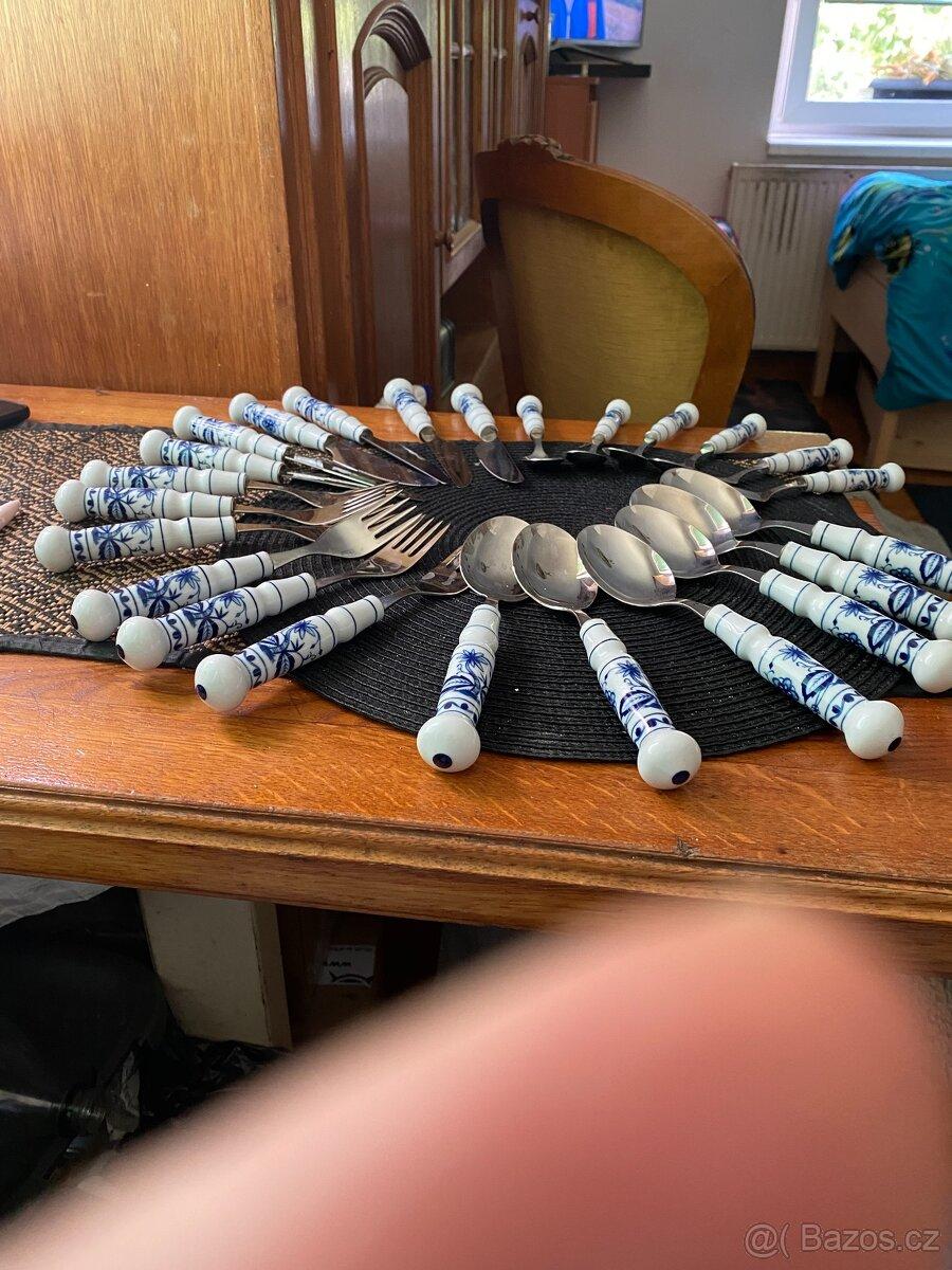 porcelánové cibulákové příbory
