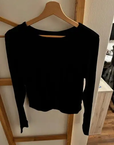 Černý sportovní žebrovaný crop-top, vel. M