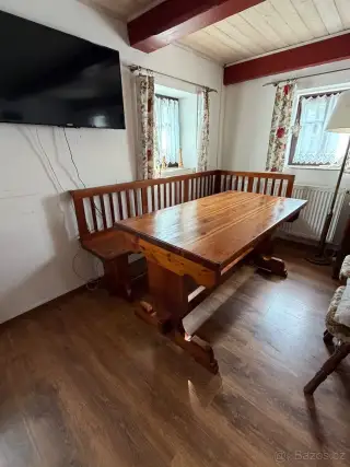 Selský dřevěný stůl s lavicí