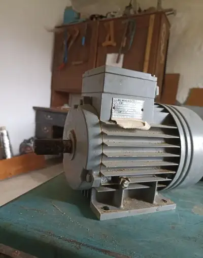 Třífázový asynchronní motor