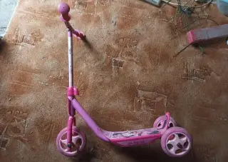 Dětská koloběžka nebo tříkolka