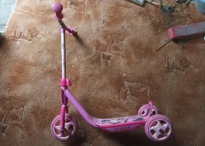 Dětská koloběžka nebo tříkolka