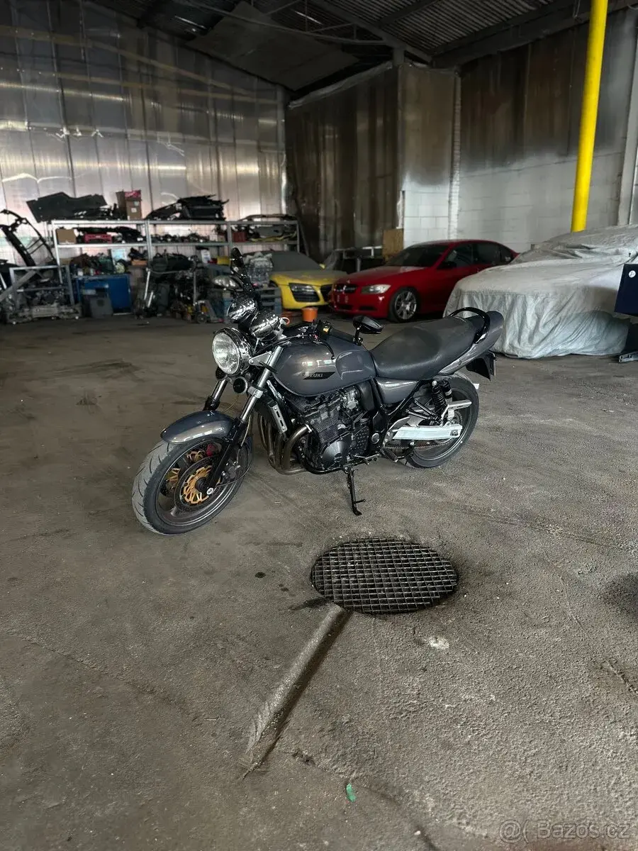 Suzuki GSX 750 inazuma