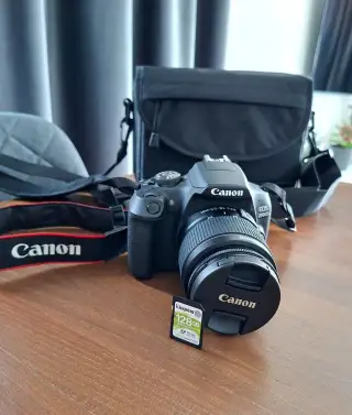 Fotoaparát Canon a stativ Rollei