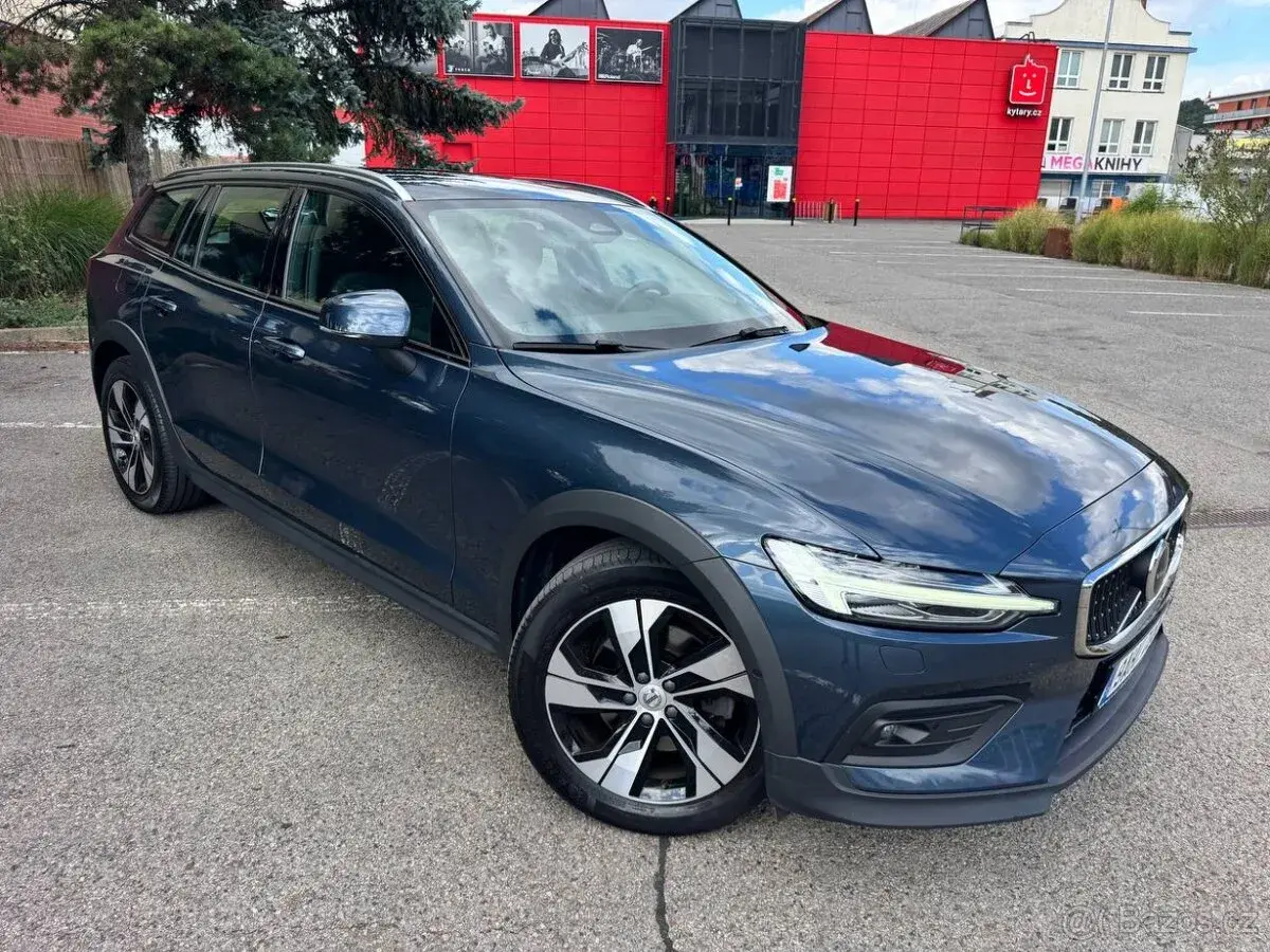 Volvo V60 – 2022, 143 000 km