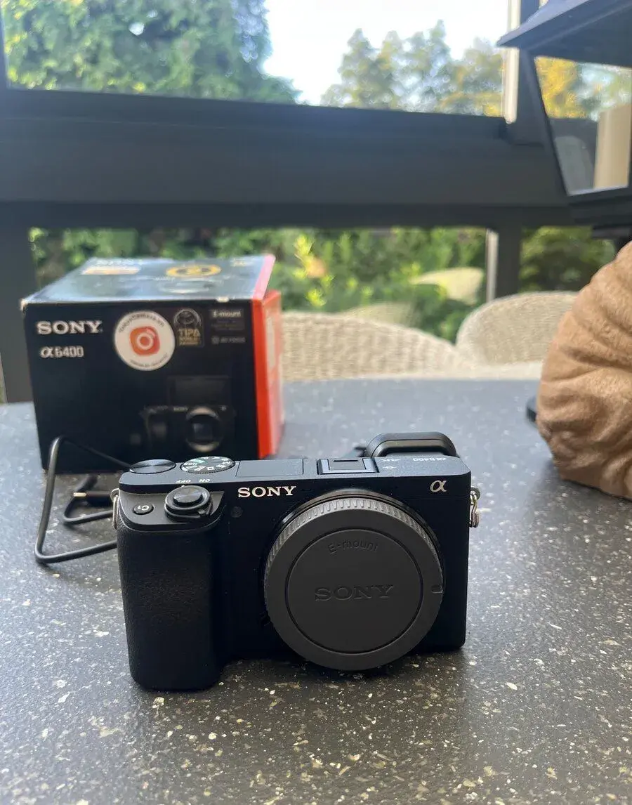 Sony Alpha A6400 + baterie + nabíječka + fólie