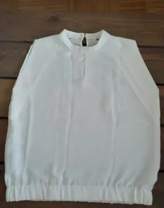 Bílá elegantní halenka bez rukávu velikost M