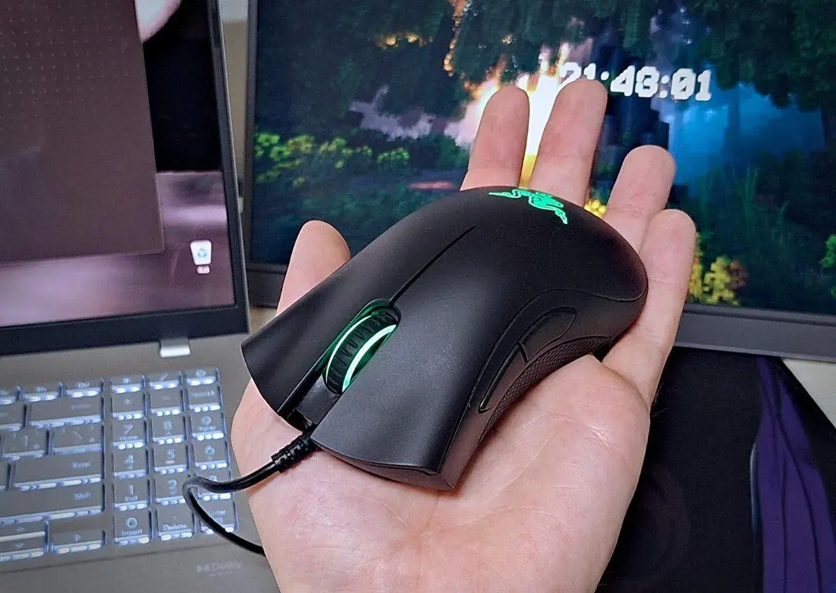 Razer DeathAdder 7200 DPI (2021+ Essential Verze)