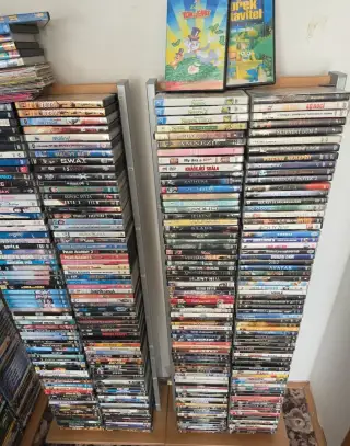 Velká sbírka DVD filmů cca 800 ks + 3 kovové regály ZDARMA