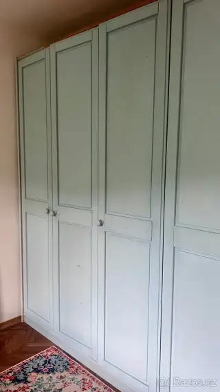 Šatní skřín