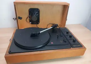 Přenosný kufříkový gramofon Tesla GZ-041