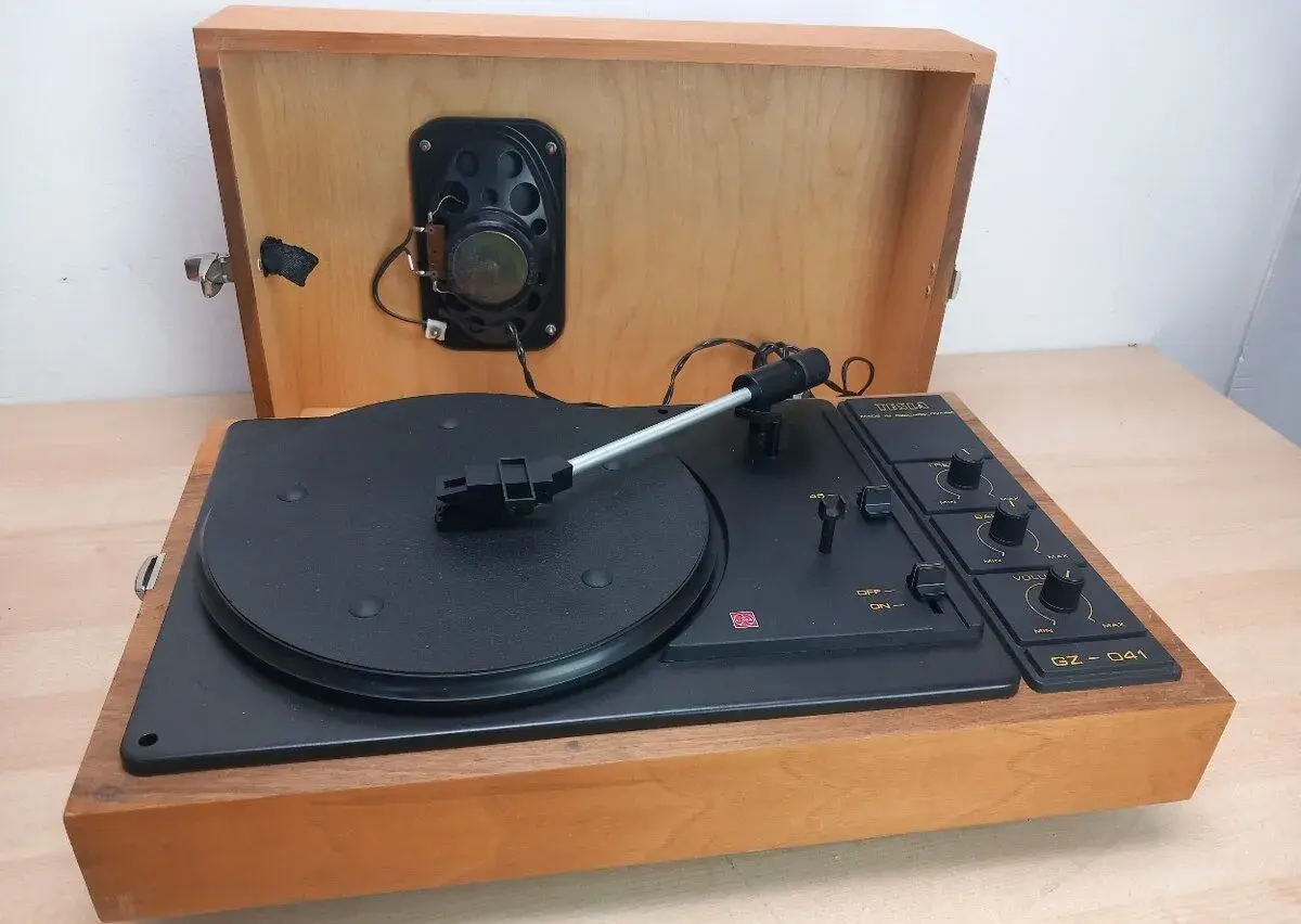 Přenosný kufříkový gramofon Tesla GZ-041