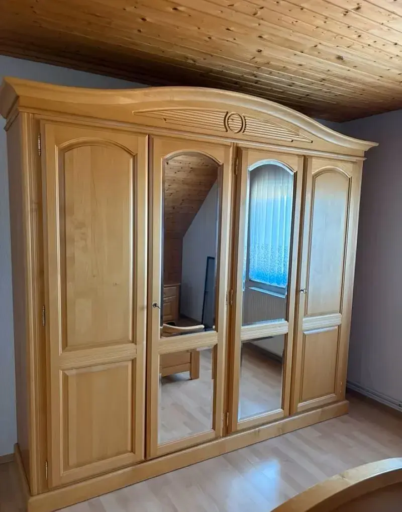 Šatní skříň, postel , noční stolky - borovice