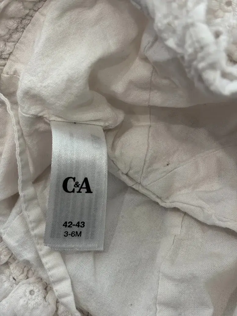 Dětský klobouček C&A vel. 42–43, bílý s madeirou