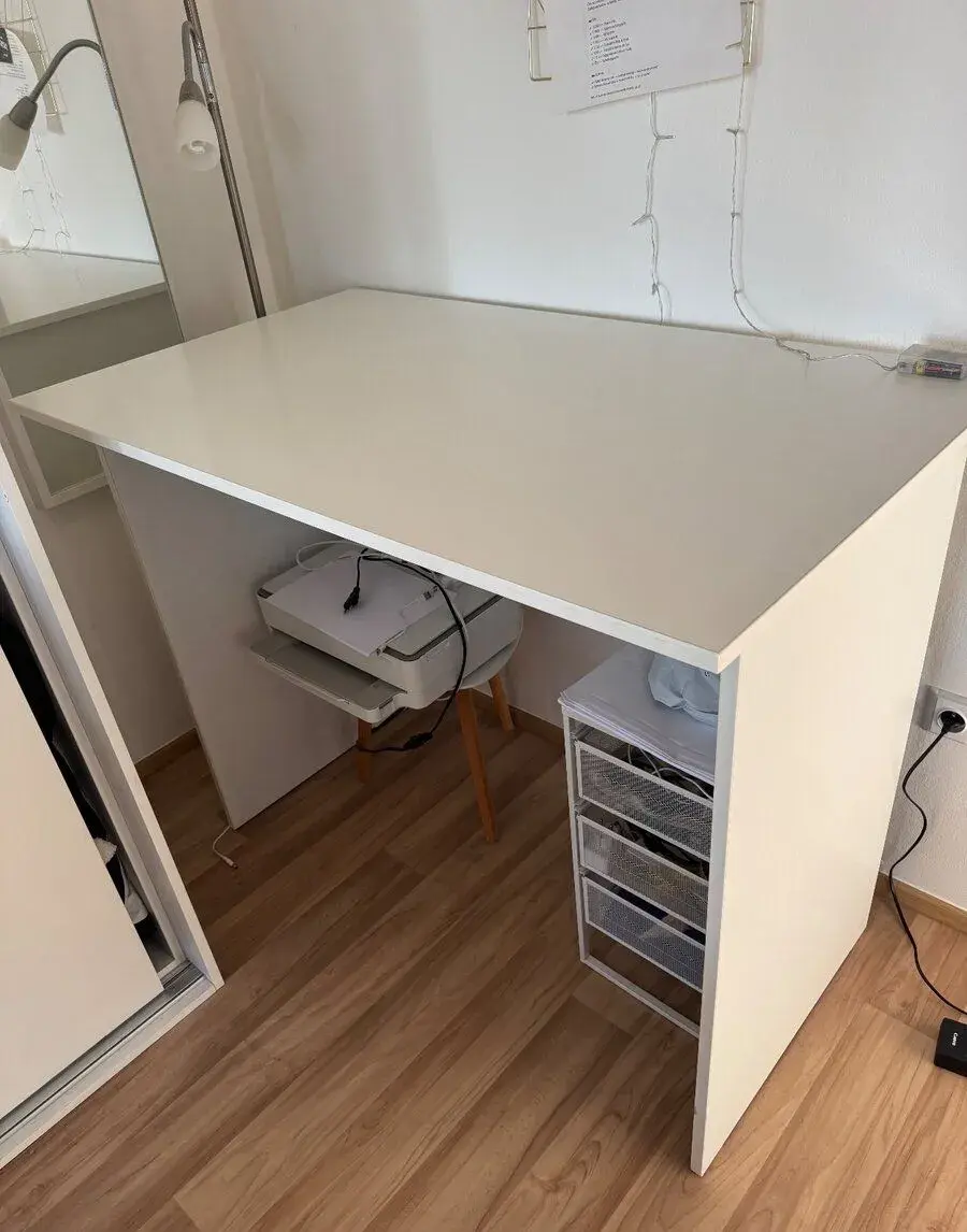 Kancelářský pracovní stůl na míru