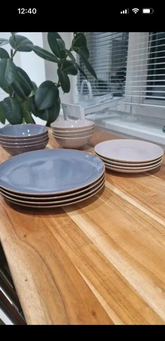 Růžovo-fialový set nádobí do kuchyně IKEA