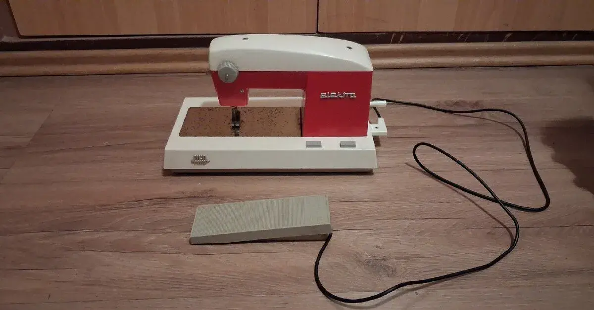 Dětský retro šicí stroj Piko Elektra s pedálem (NDR)