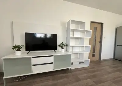 Moderní bílý TV stolek s panelem
