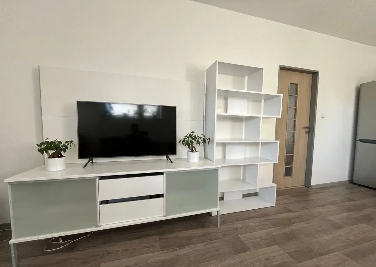 Moderní bílý TV stolek s panelem