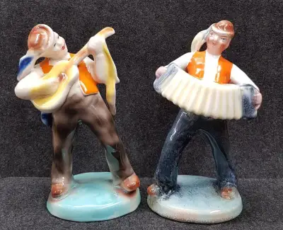 2x soška hudebníka Ditmar Urbach (kytara a harmonika)