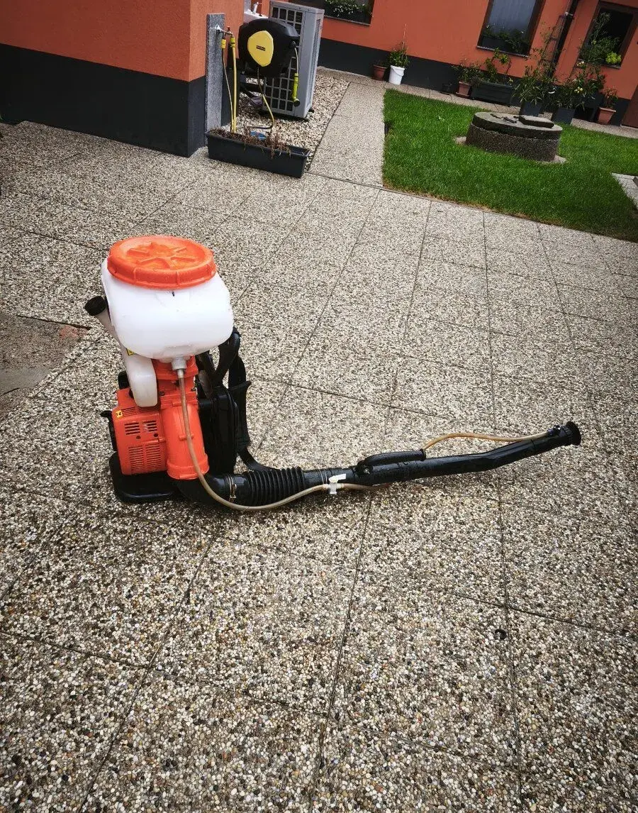 Zádový motorový postřikovač Demon 14l M83220