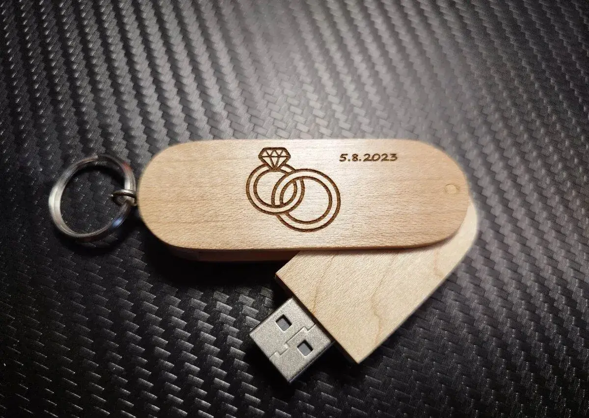 Svatební flash disk 32GB - Vlastní jméno a datum