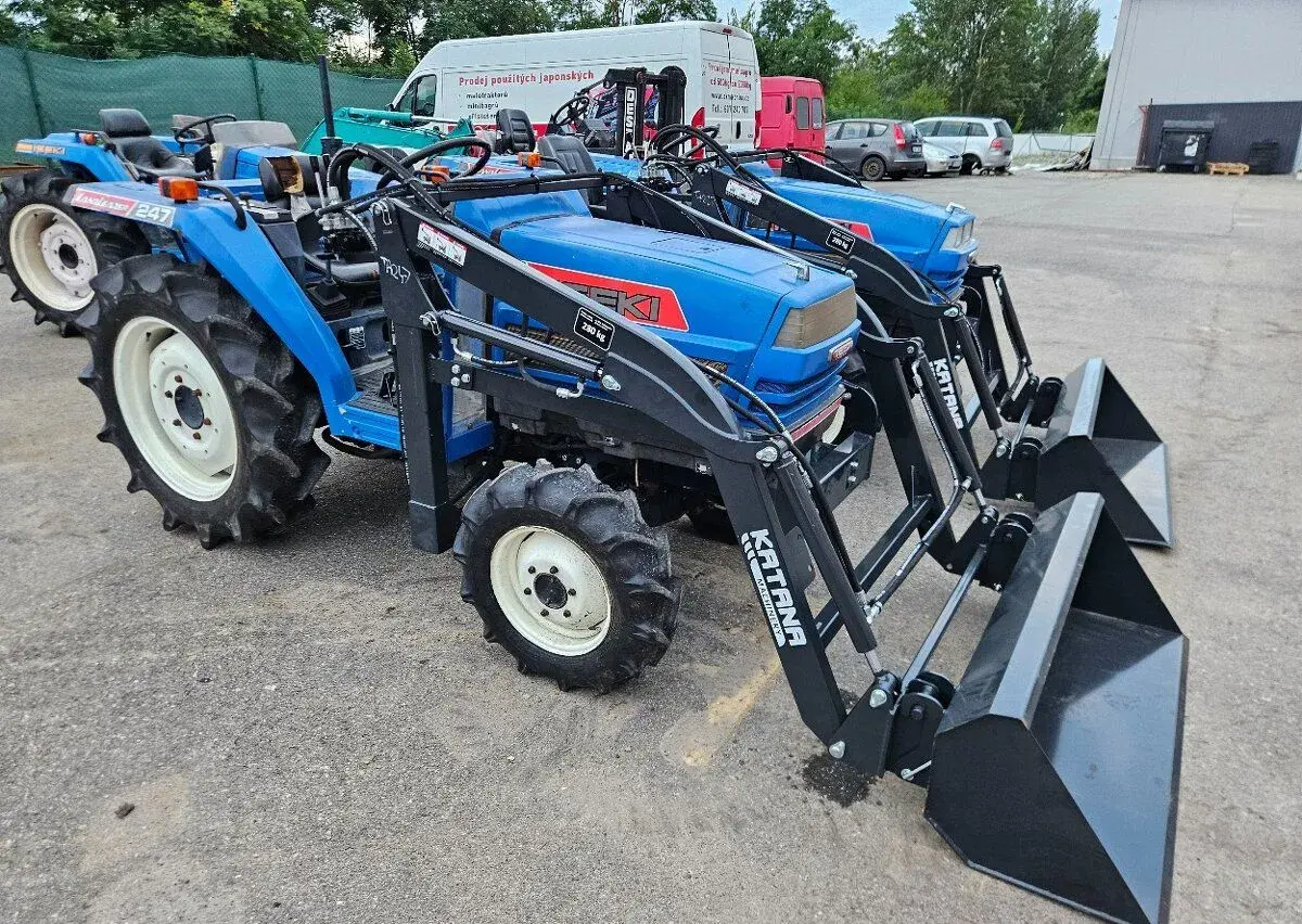 malotraktor Iseki TA247 s čelním nakladačem